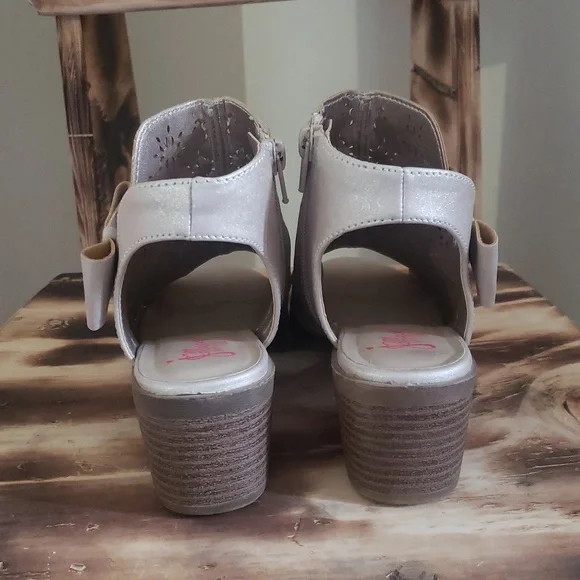 Big Girls Peep-Toe Sandals with Bow Accent Size 4M - Picture 6 of 14